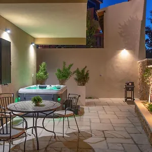 Teona Luxury With Jacuzzi And Garden View Sali